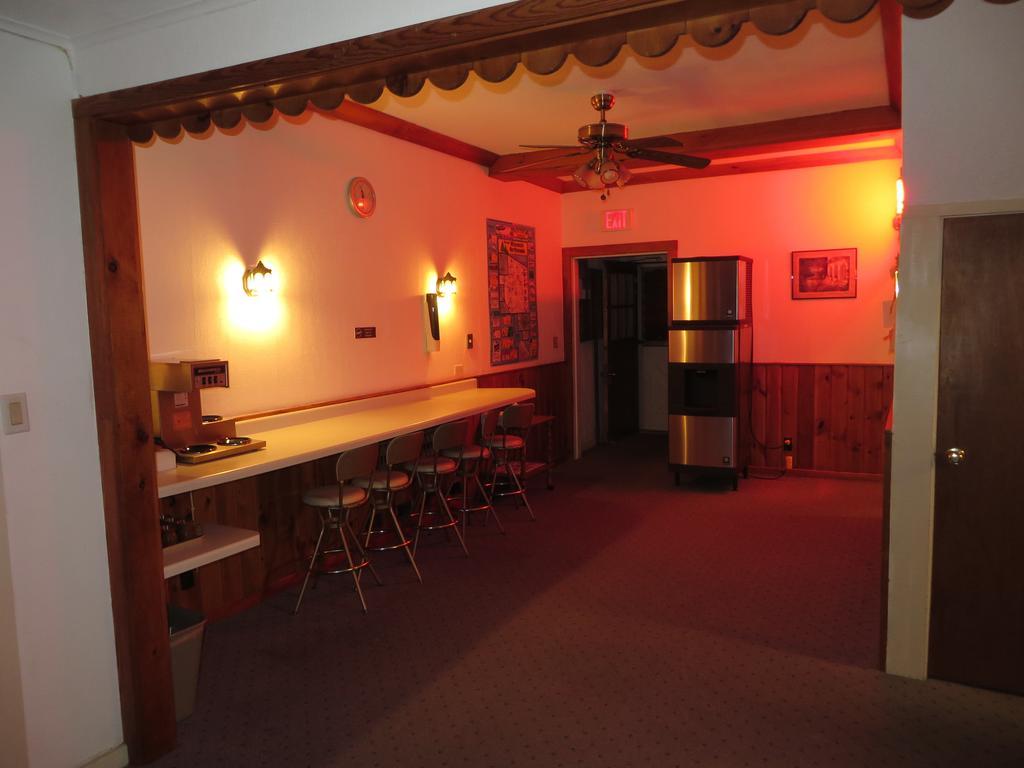 Travelers Inn Motel Eagle River Exteriör bild