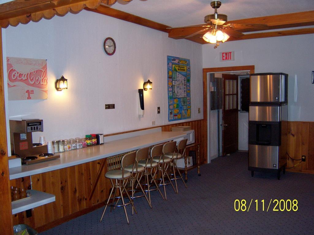 Travelers Inn Motel Eagle River Exteriör bild